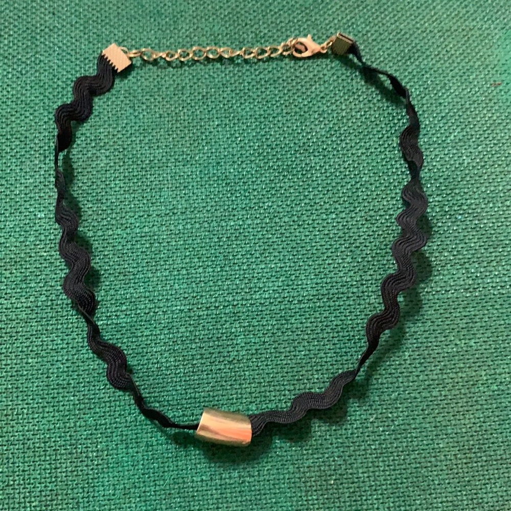 Black and gold chocker